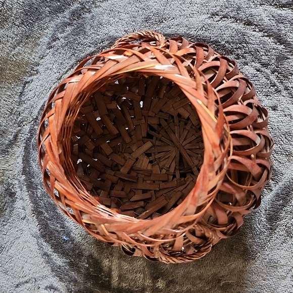 Hand woven chestnut vase basket ring handle small - Picture 3 of 5